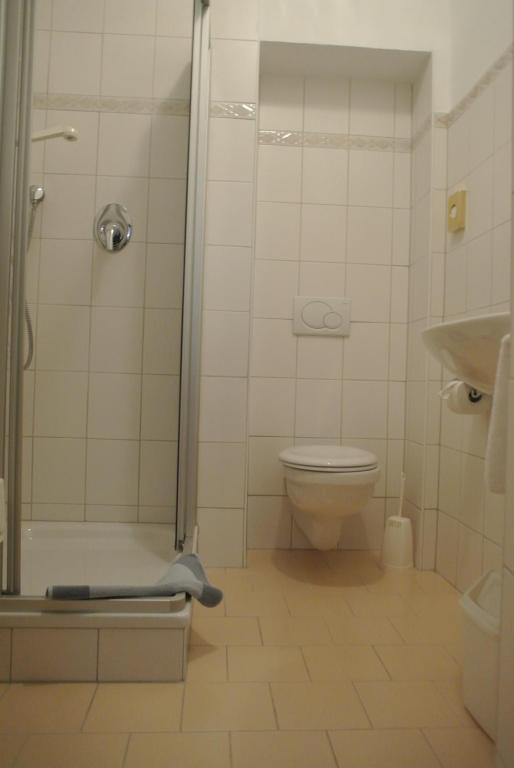 Koupelna v ubytování Hotel Garni Post