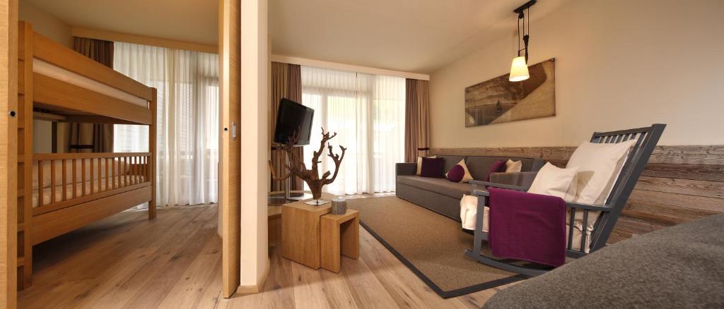 Televízia a/alebo spoločenská miestnosť v ubytovaní Bergland Design- und Wellnesshotel