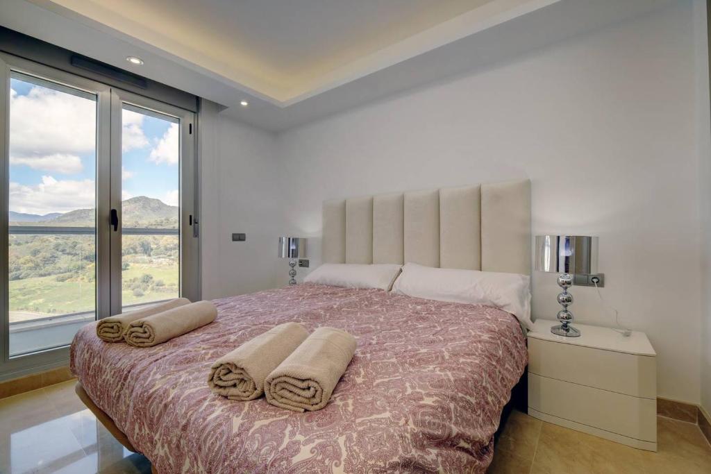 A bed or beds in a room at Luxury Flat -Sea, Golf and Mountain Views