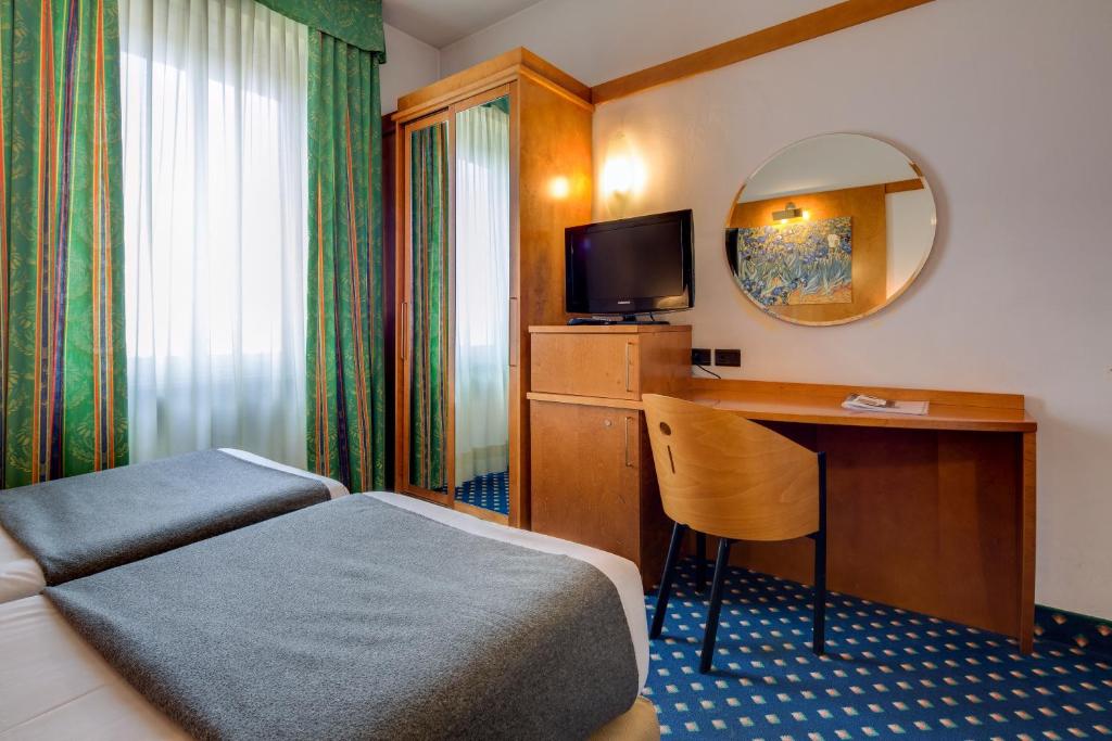 Televízia a/alebo spoločenská miestnosť v ubytovaní Hotel San Marco & Formula Club