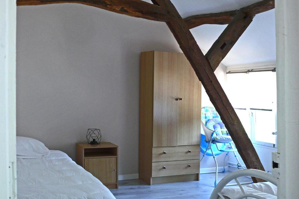 1 dormitorio con 1 cama y armario de madera en gite de dominois les gardons, en Dominois