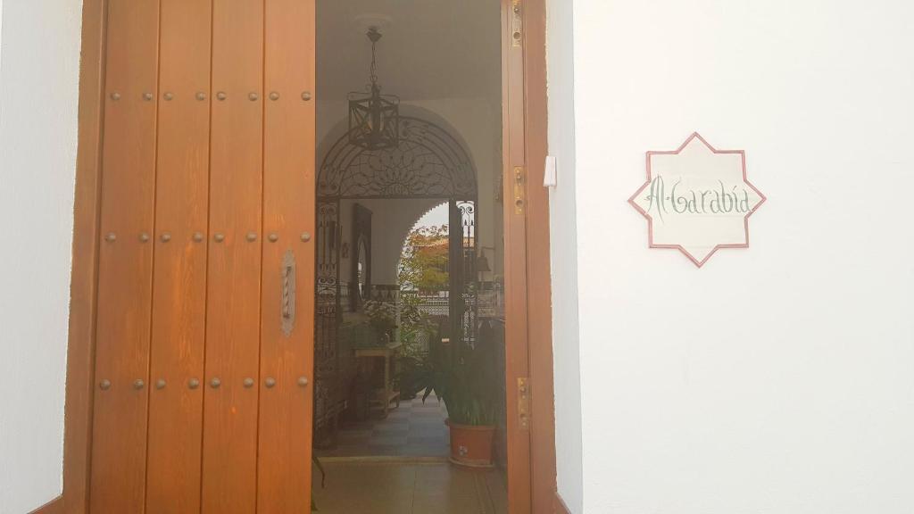 a hallway with wooden lockers and a sign on the door at Casa Algarabía in Sanlúcar de Barrameda