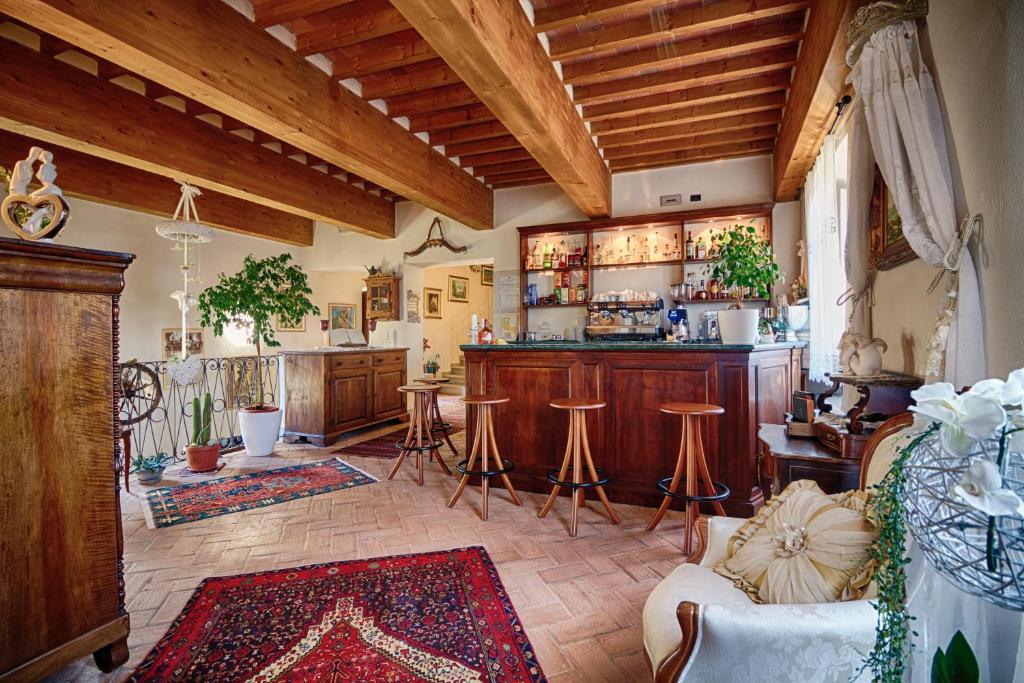 kuchnia z barem i stołkami w pokoju w obiekcie B&B Puccini w mieście Pescaglia