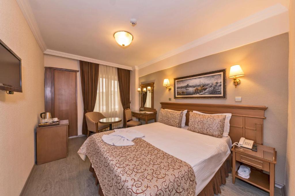 una camera d'albergo con un grande letto di Laleli Gonen Hotel a Istanbul