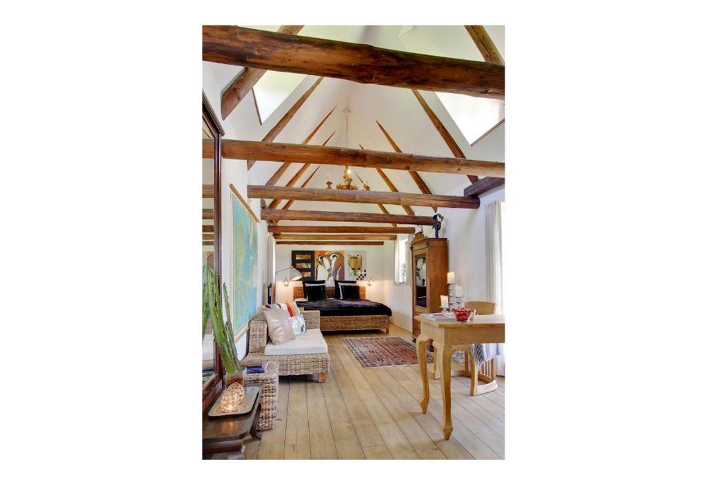 ein Wohnzimmer mit einer Decke mit Holzbalken in der Unterkunft Holmsminde in Viborg