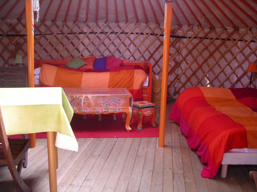 Postel nebo postele na pokoji v ubytování Le Village Insolite yourte et roulotte