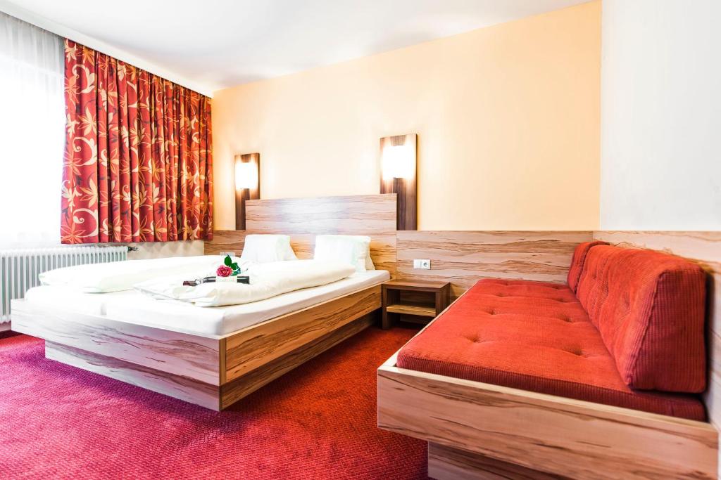 duża sypialnia z łóżkiem i kanapą w obiekcie Hotel Schladmingerhof w Schladming