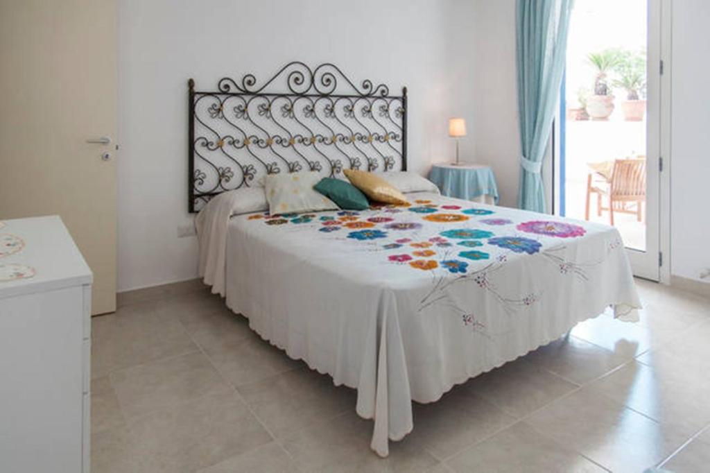 A bed or beds in a room at Stella del Mare