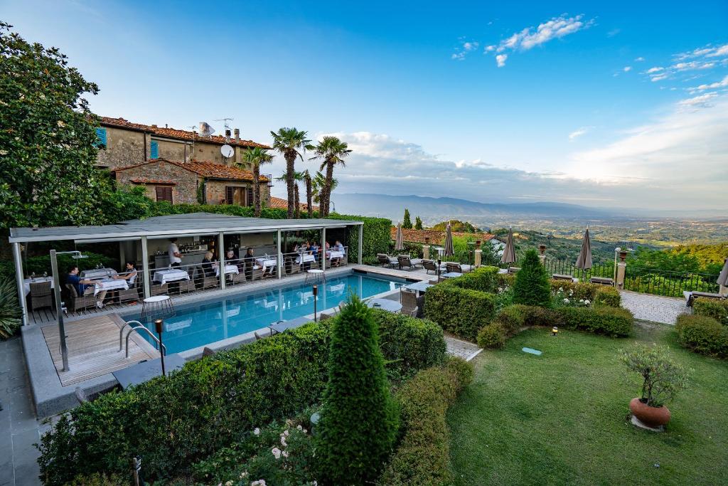 - une vue aérienne sur une villa avec une piscine dans l'établissement Villa Sassolini Country Boutique Hotel, à Montevarchi