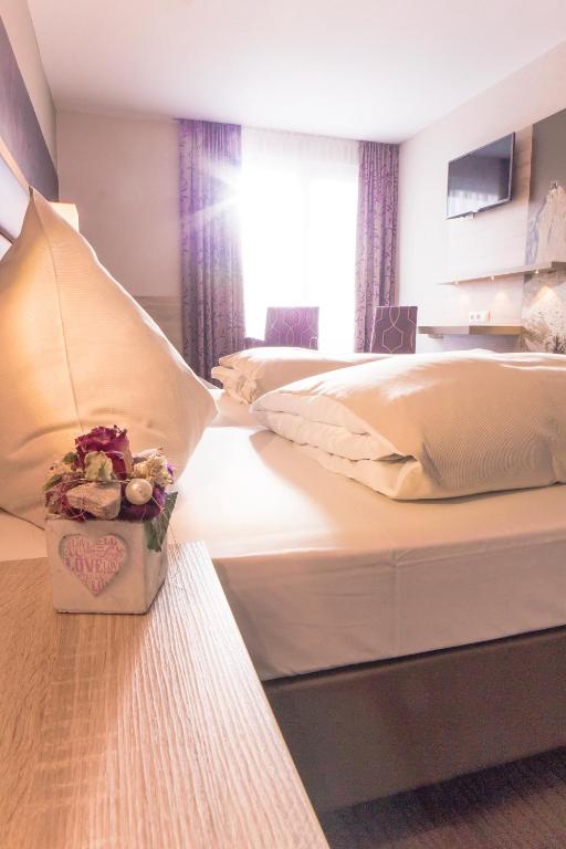 Postel nebo postele na pokoji v ubytování Hotel Neue Post
