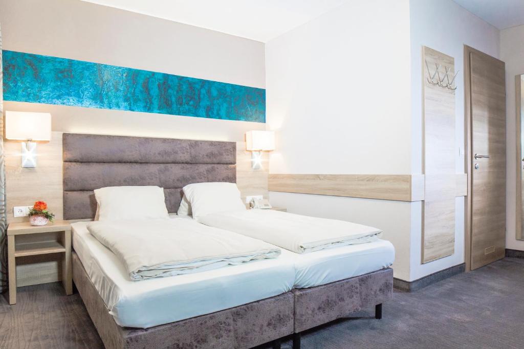 Postel nebo postele na pokoji v ubytování Hotel Neue Post