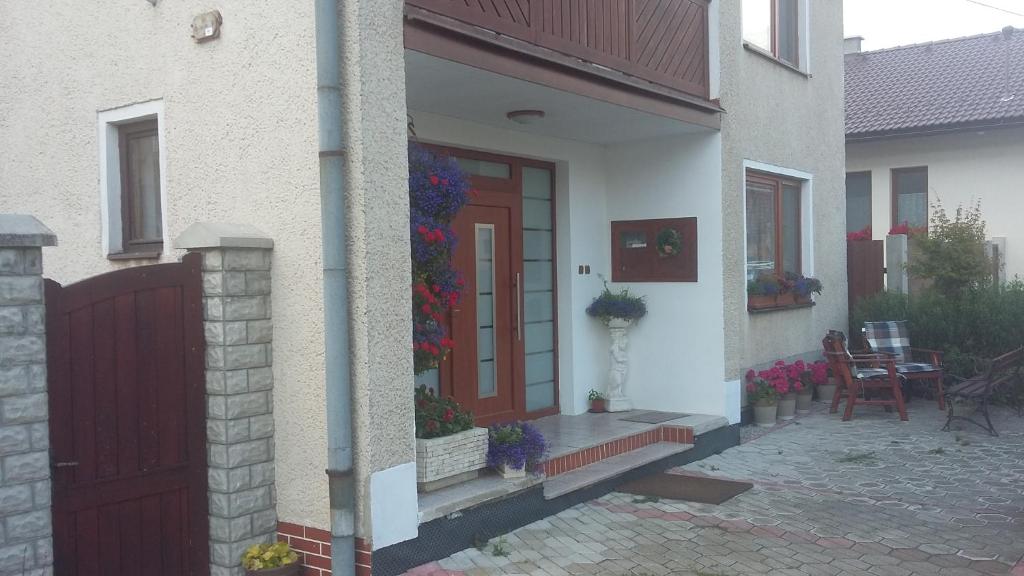a house with a red door with flowers on it at Privat Alfa in Hrabušice