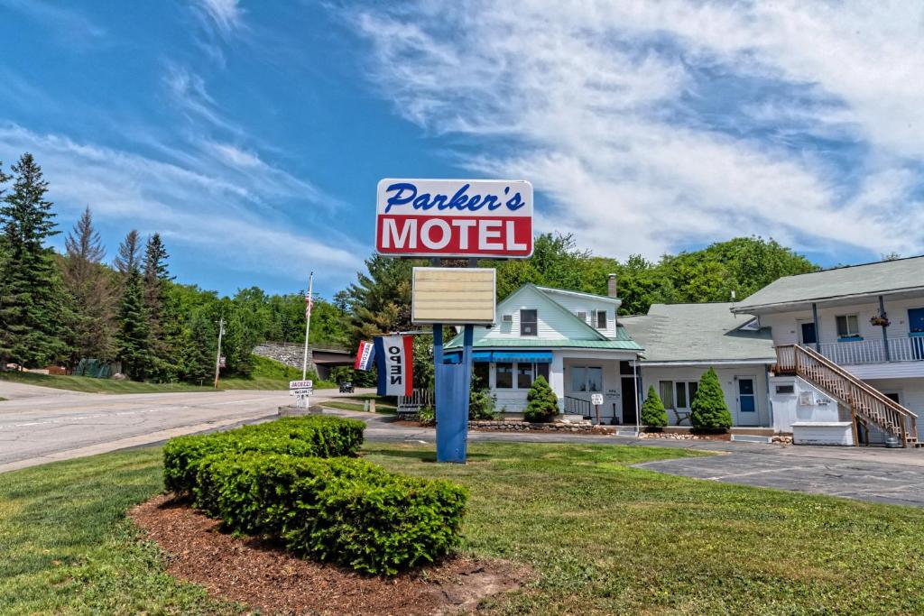 un cartel delante de un motel en Parker's Motel en Lincoln
