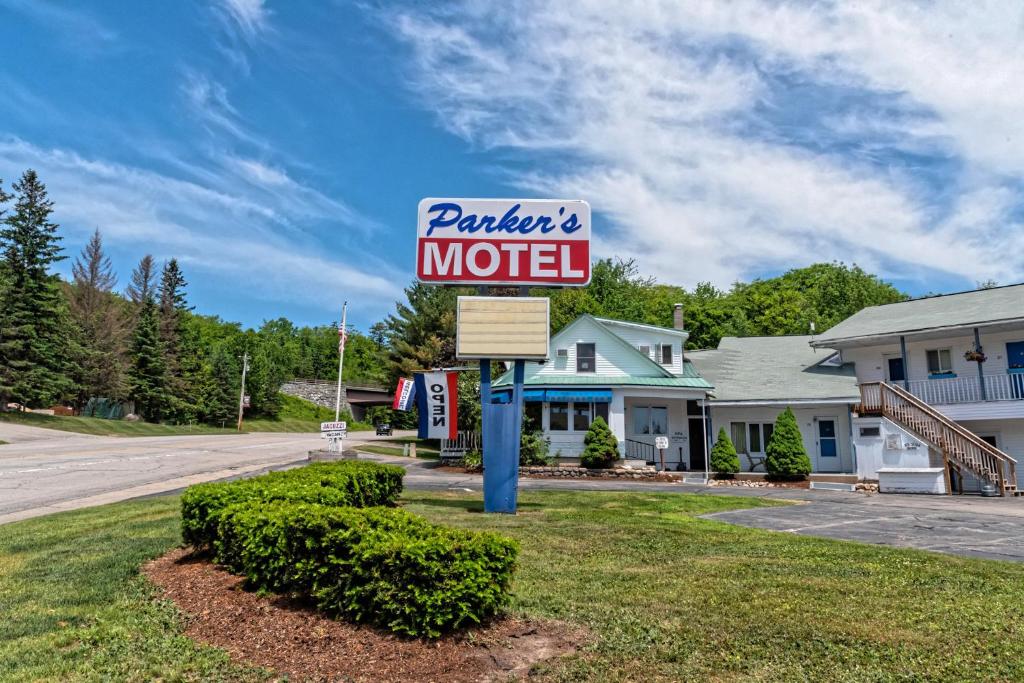 un panneau devant un motel dans l'établissement Parker's Motel, à Lincoln