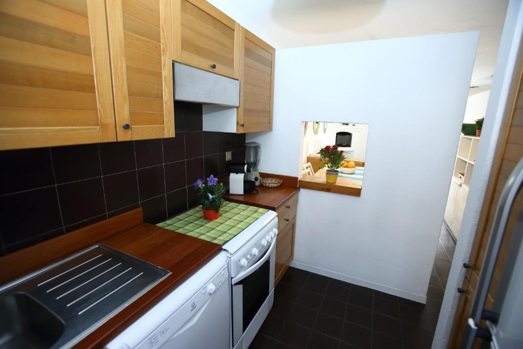Kuchyň nebo kuchyňský kout v ubytování Casa Arcobaleno Carloforte