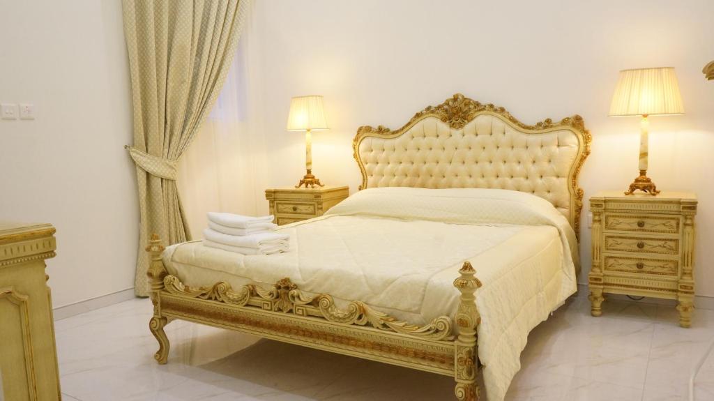 1 dormitorio con 1 cama extragrande y 2 mesitas de noche en Ivory Suite Valletta, en La Valeta