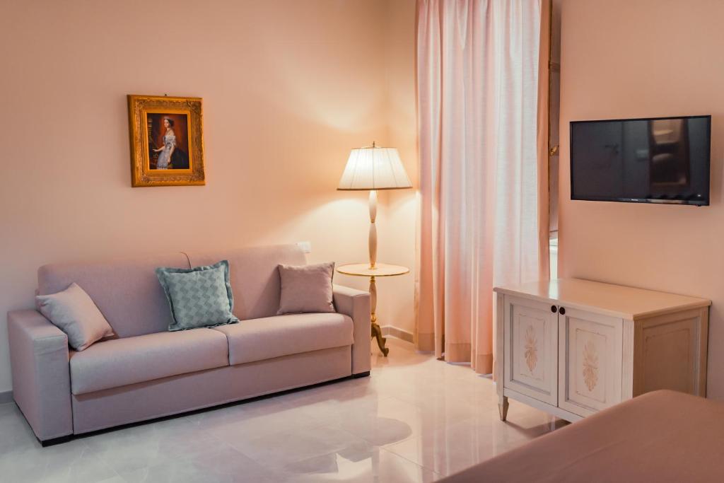 A television and/or entertainment centre at Hotel Casa Adele