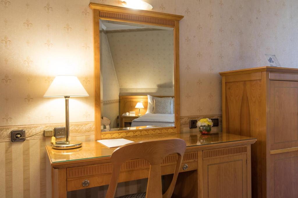 Hotel Downtown - TOP location in the heart of Sofia city - Маленький люкс с балконом