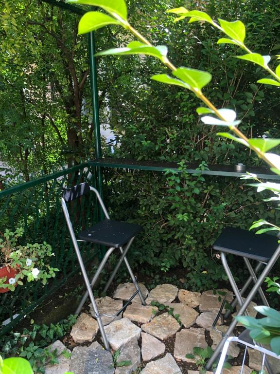 Un jardín fuera de Apartments Qualitas