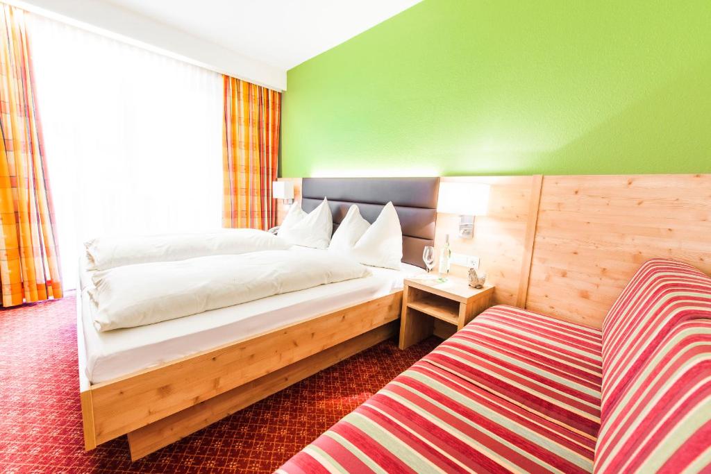 Postel nebo postele na pokoji v ubytování Hotel Rössl-Dependance Neue Post