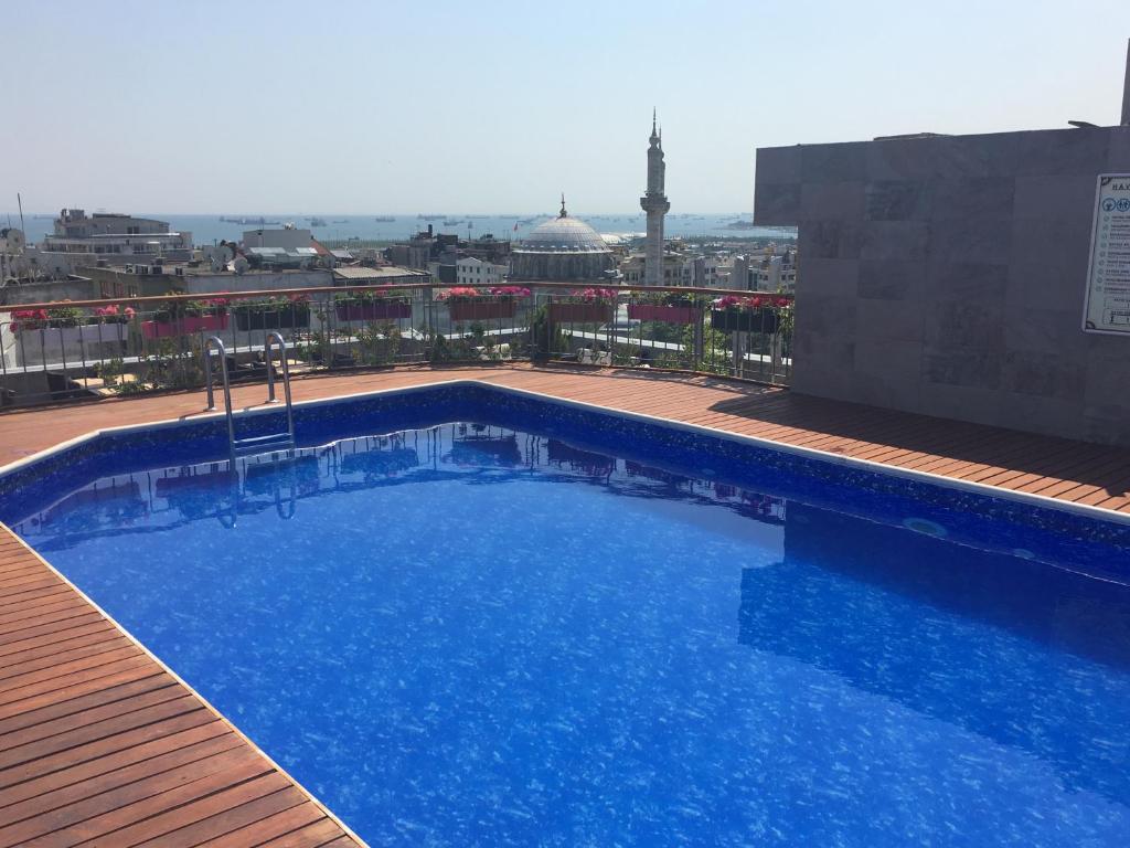 a large swimming pool on top of a building at Laleli Gonen Hotel in Istanbul