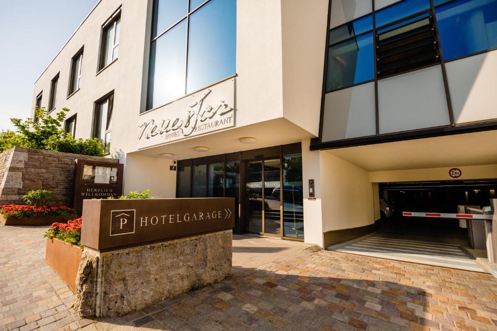 a hotel entrance with a sign in front of a building at Hotel Neues Tor in Bad Wimpfen