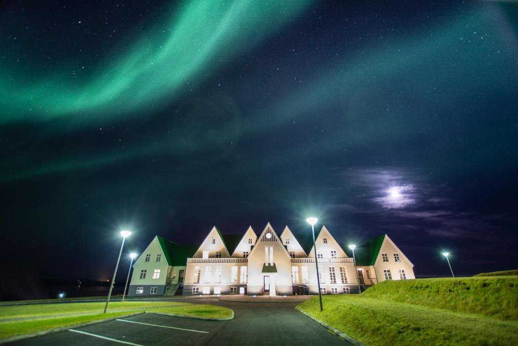una imagen de un edificio bajo las luces del norte en Héradsskólinn Historic Guesthouse, en Laugarvatn
