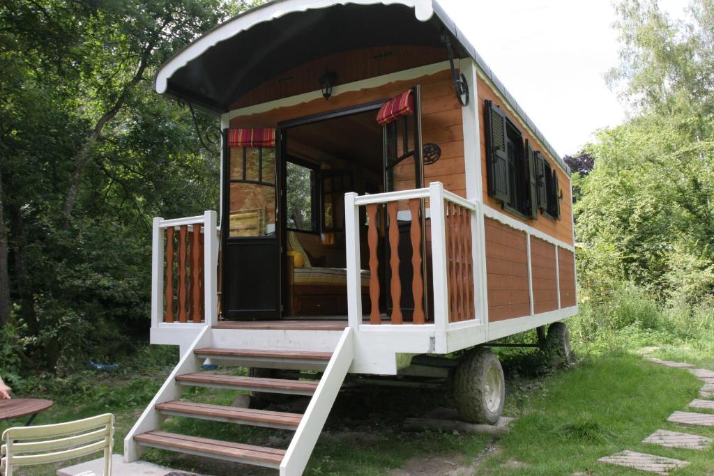 a tiny house on wheels with the door open at La Maison de l'Omignon in Vermand