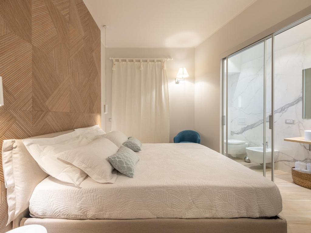 Postel nebo postele na pokoji v ubytování AQUAMADRE Suites