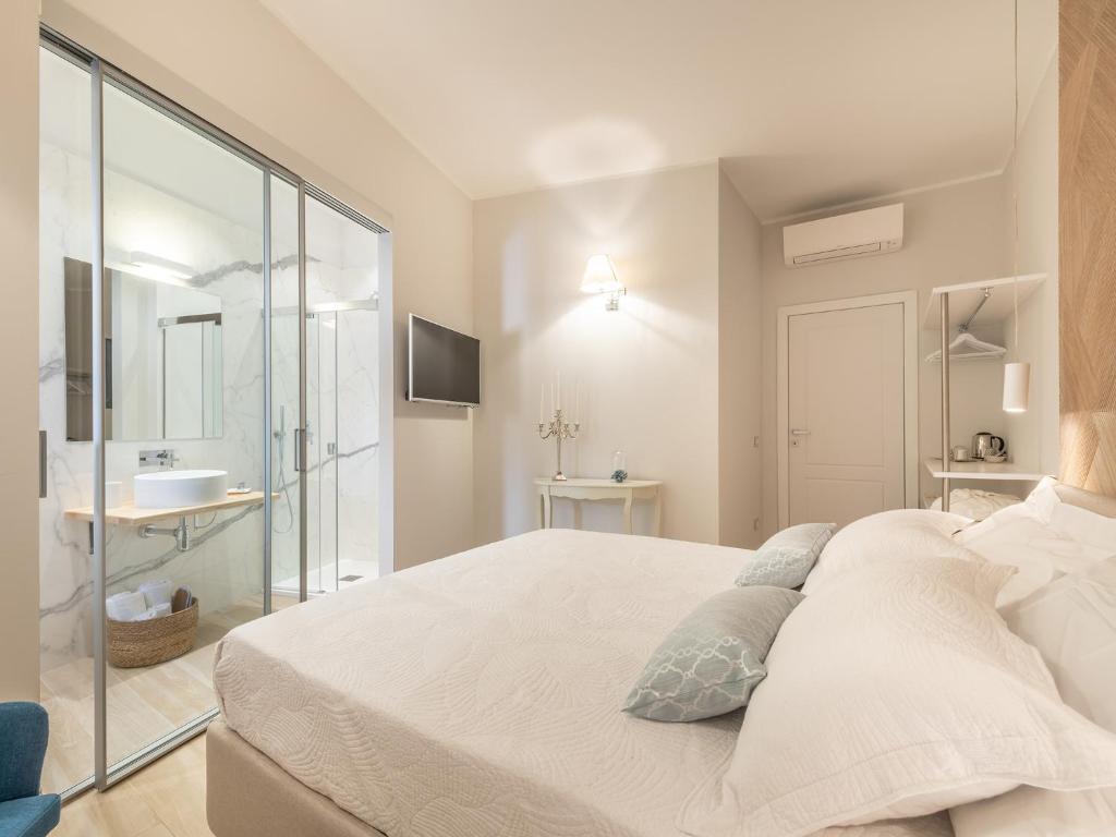 Postel nebo postele na pokoji v ubytování AQUAMADRE Suites