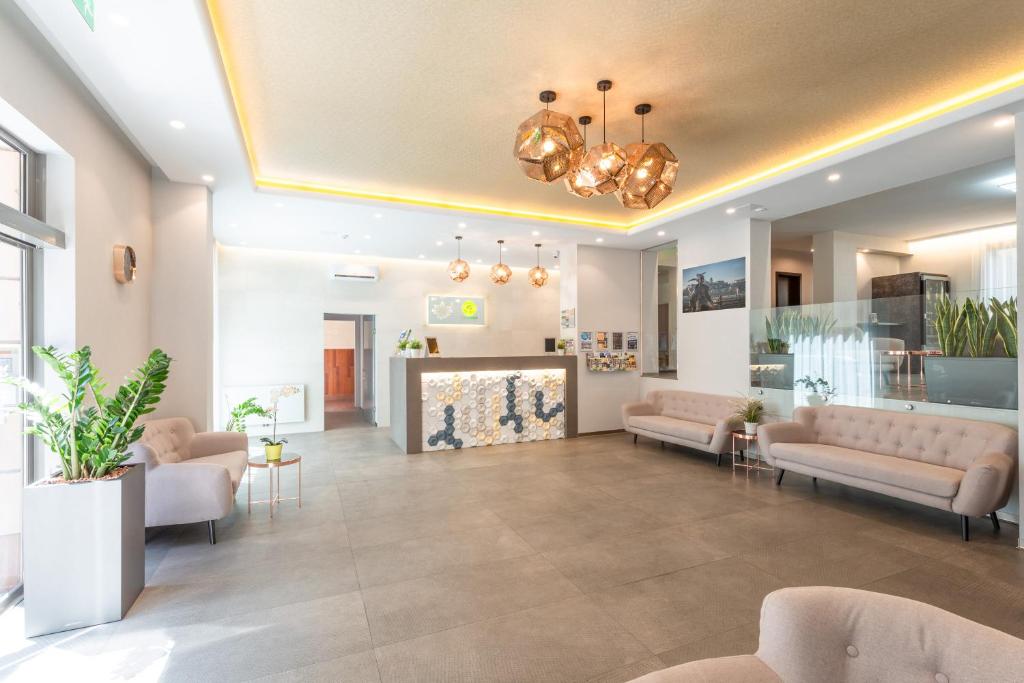 un vestíbulo con sofás y una sala de espera en Corvin Plaza Apartments & Suites, en Budapest