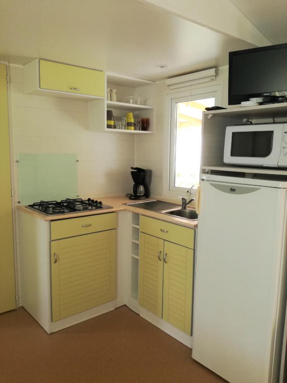 Kuchyň nebo kuchyňský kout v ubytování camping Le Kermadec