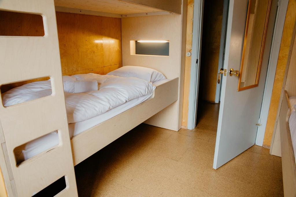 Postel nebo postele na pokoji v ubytování Hafaldan HI Hostel - Harbour Building