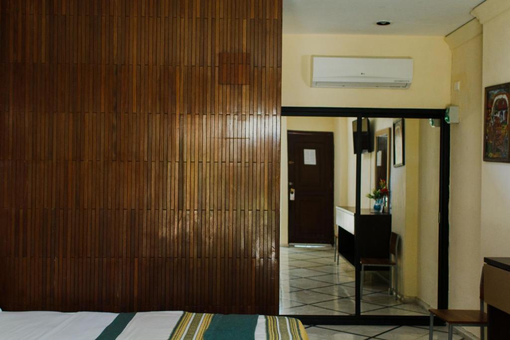 Postel nebo postele na pokoji v ubytování Hotel Ambassador Mérida