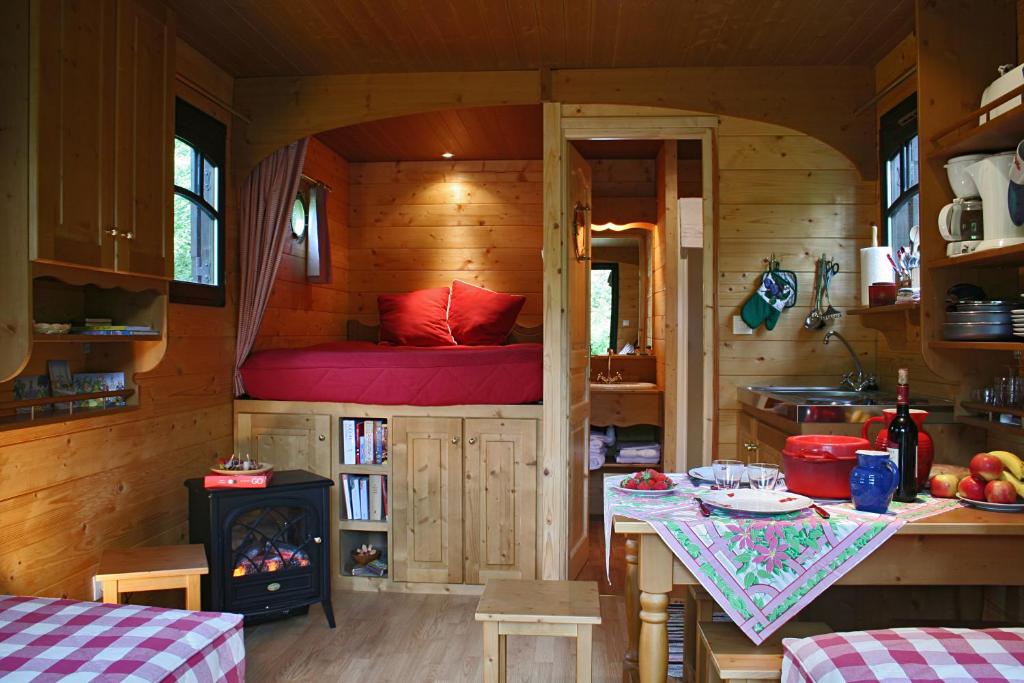 a small kitchen with a bed in a tiny house at La Maison de l'Omignon in Vermand