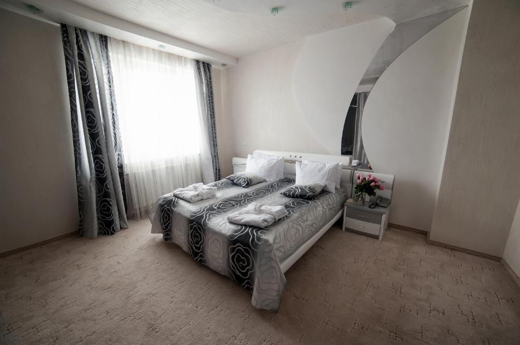 Postel nebo postele na pokoji v ubytování Hotel Praha