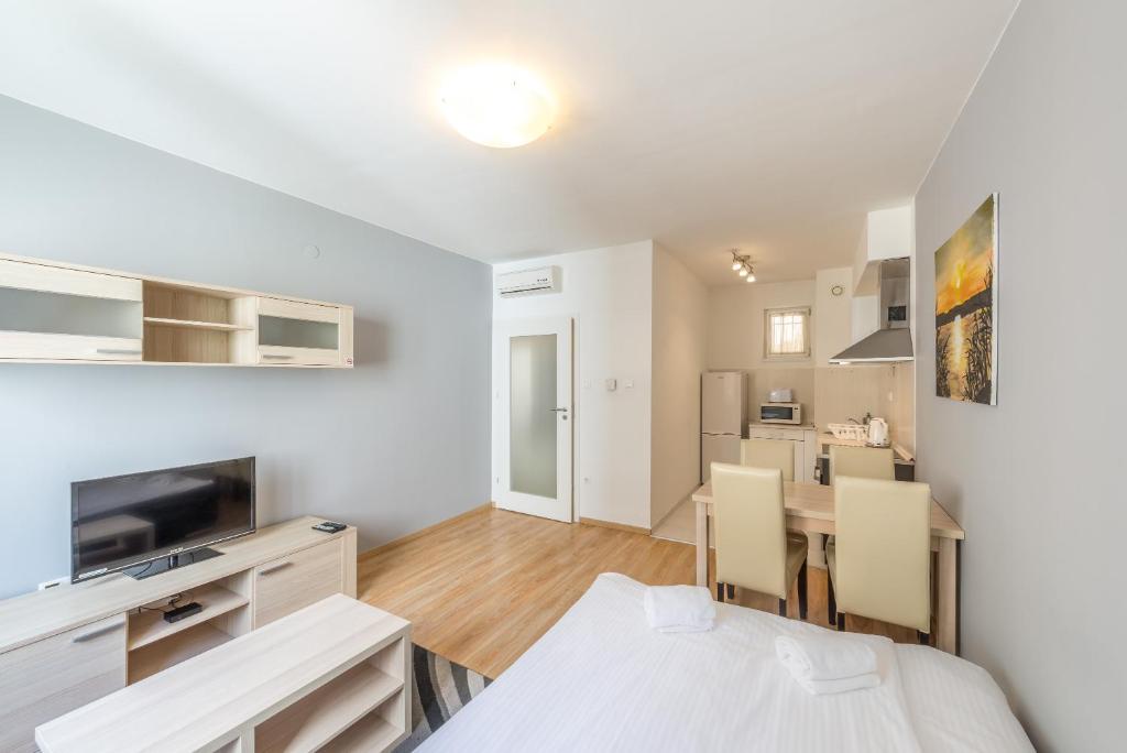 Televízia a/alebo spoločenská miestnosť v ubytovaní Corvin Plaza Apartments & Suites