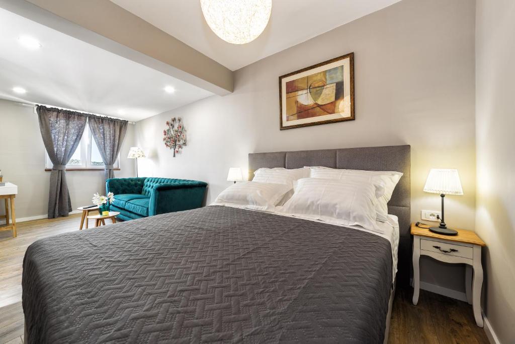 Кровать или кровати в номере Karmelita's place