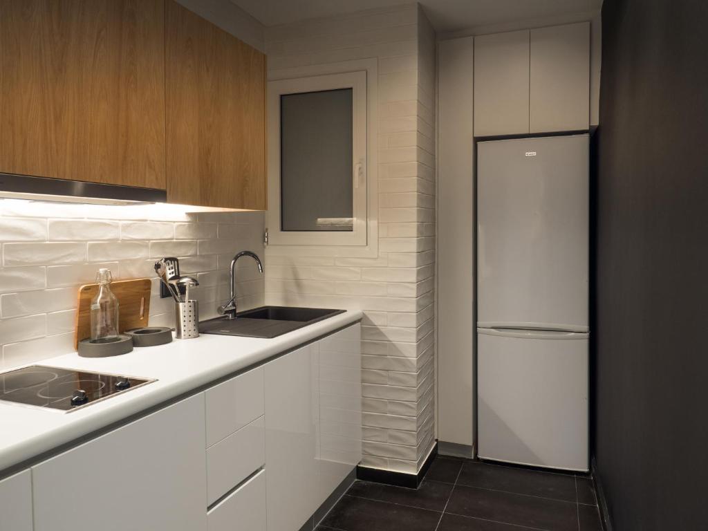 A kitchen or kitchenette at Luxury Veni Acropolis View Apartment