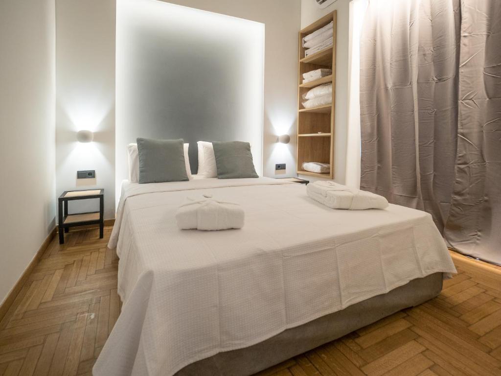 A bed or beds in a room at Luxury Veni Acropolis View Apartment