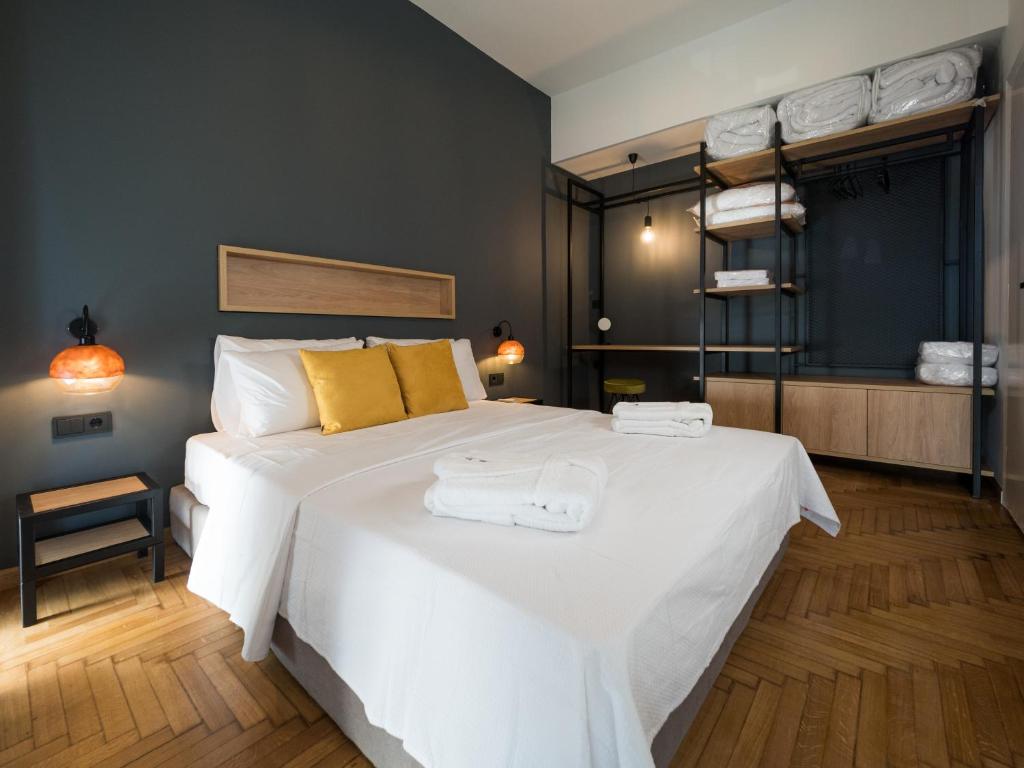A bed or beds in a room at Luxury Veni Acropolis View Apartment