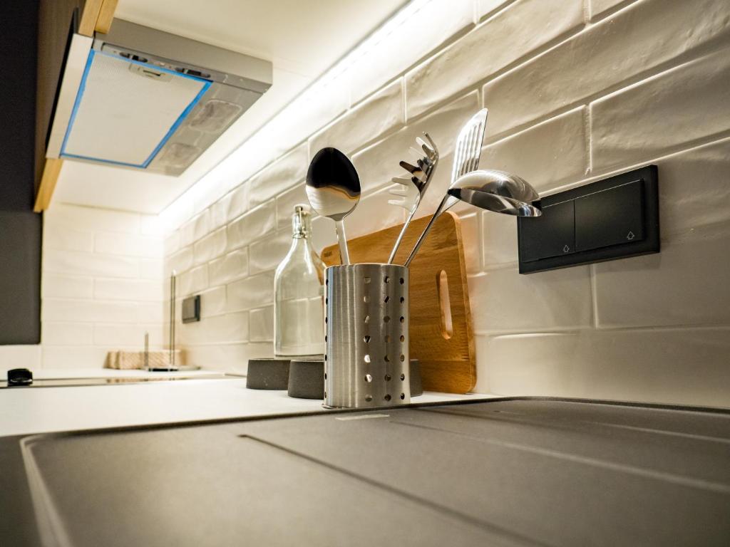 A kitchen or kitchenette at Luxury Veni Acropolis View Apartment