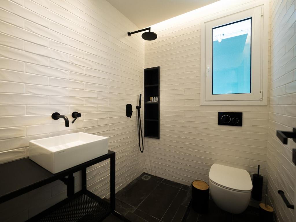 A bathroom at Luxury Veni Acropolis View Apartment