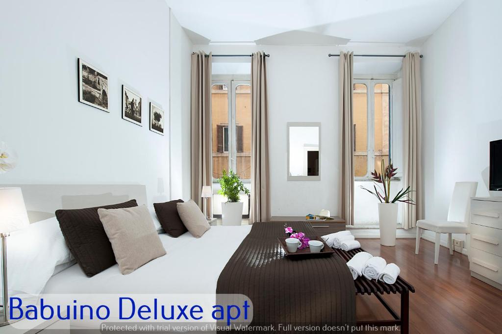 ローマにあるBabuino Apartments - Piazza di Spagnaの白いベッドルーム(ベッド1台付)、リビングルーム
