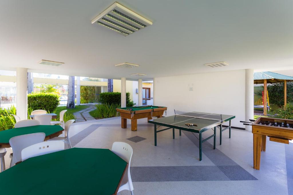 Stolní tenis v ubytování Sunshine Praia Hotel nebo okolí