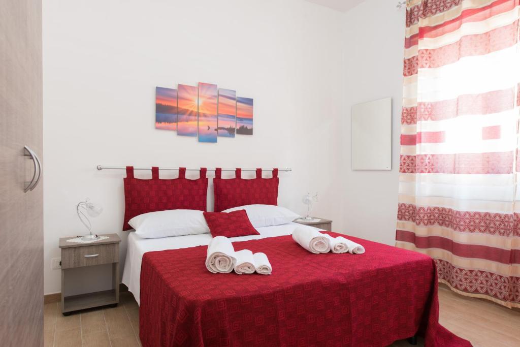 um quarto com uma cama com duas toalhas em B&B Gli Ontani em Trapani