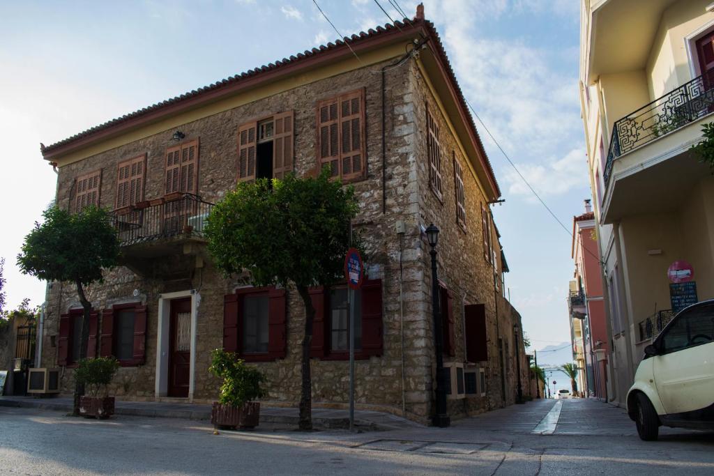 Traditional house of 1898 in the heart of old town of Nafplio - Housity