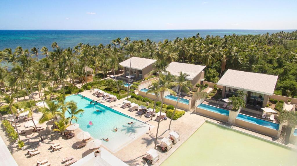 einen Luftblick auf ein Resort mit einem Pool in der Unterkunft Catalonia Royal Bavaro - All Inclusive - Adults Only in Punta Cana