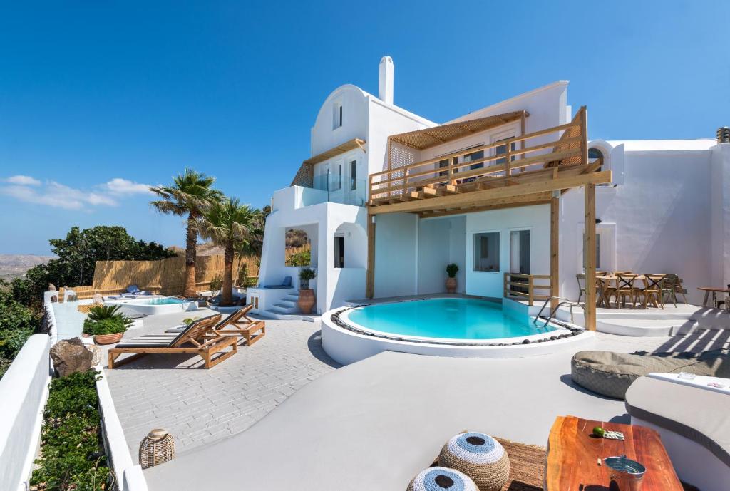 een villa met een zwembad en een patio bij Summer Lovers Villa in Akrotiri