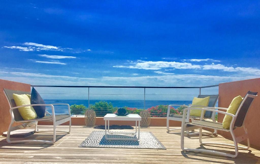 ポルト・ヴェッキオにあるVilla Santa Giulia, vue panoramique sur la mer, 900 m de la plageのパティオ(椅子、テーブル付)